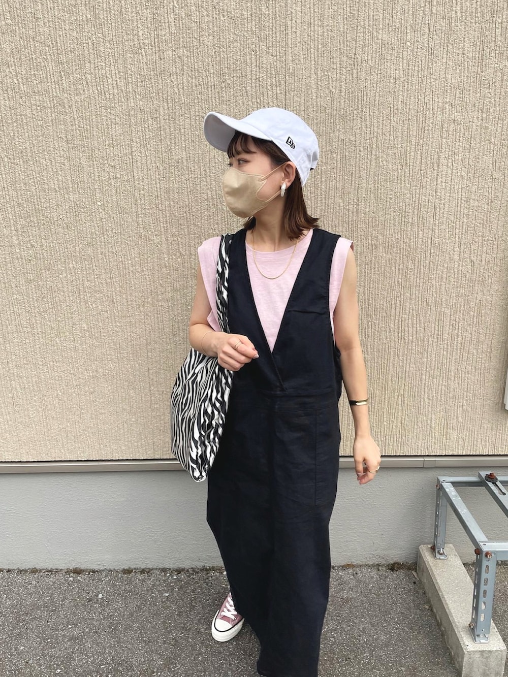 「GRL、プチプラ、キャップ、ノースリーブ、ピンク、シンプルコーデ、ジャンパースカート、ストリート、レイヤードスタイル、デニムスカート、休日スタイル、カラー×コーデ、夏コーデ、スニーカーコーデ、ロングワンピース」｜「GRLのショルダータックノースリーブTシャツ（Tシャツ/カットソー、ピンク系）」を使った、chicchimoさん（レディース・152cm）の夏コーディネートの3枚目の写真