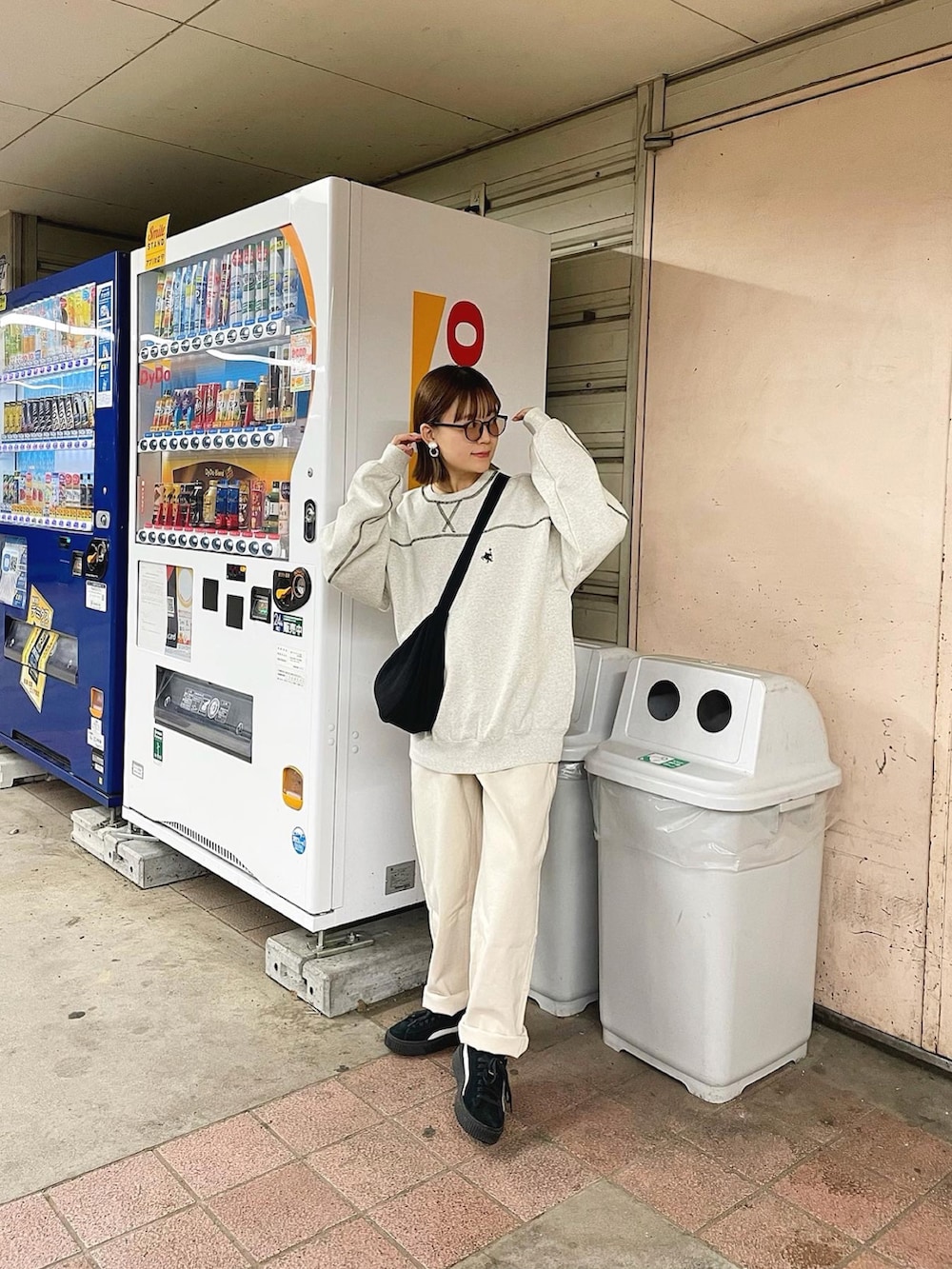 ベージュ系のスウェット、ベージュ系のデニムパンツ、ブラック系のショルダーバッグを着用したレディースの秋コーディネートの5枚目の写真