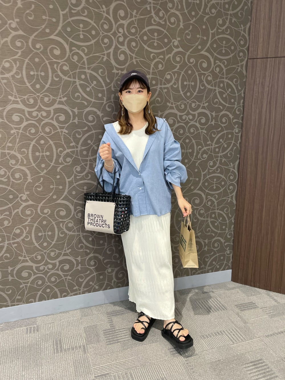 ブルー系のシャツ/ブラウス、ホワイト系のワンピース、ブラック系のハンドバッグを着用したレディースの夏コーディネートの2枚目の写真