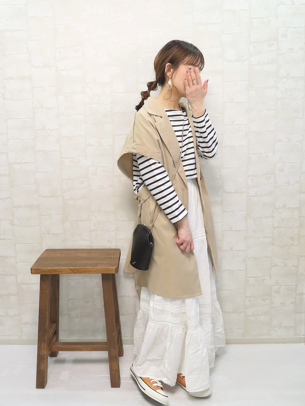 「SENSEOFPLACE、ジレ、ベスト、ロングスカート、トレンチコート、ボーダー、ビッグシルエット、コンバース、カラーコーデ、春コーデ、淡色コーデ、タックイン、フレアスカート、ミニバッグ、ロンT」|「SENSE OF PLACE by URBAN RESEARCHの『WEB先行販売』タックティアードスカート(スカート、ホワイト系)」を使った、chicchimoさん(レディース・152cm)の春コーディネートの2枚目の写真