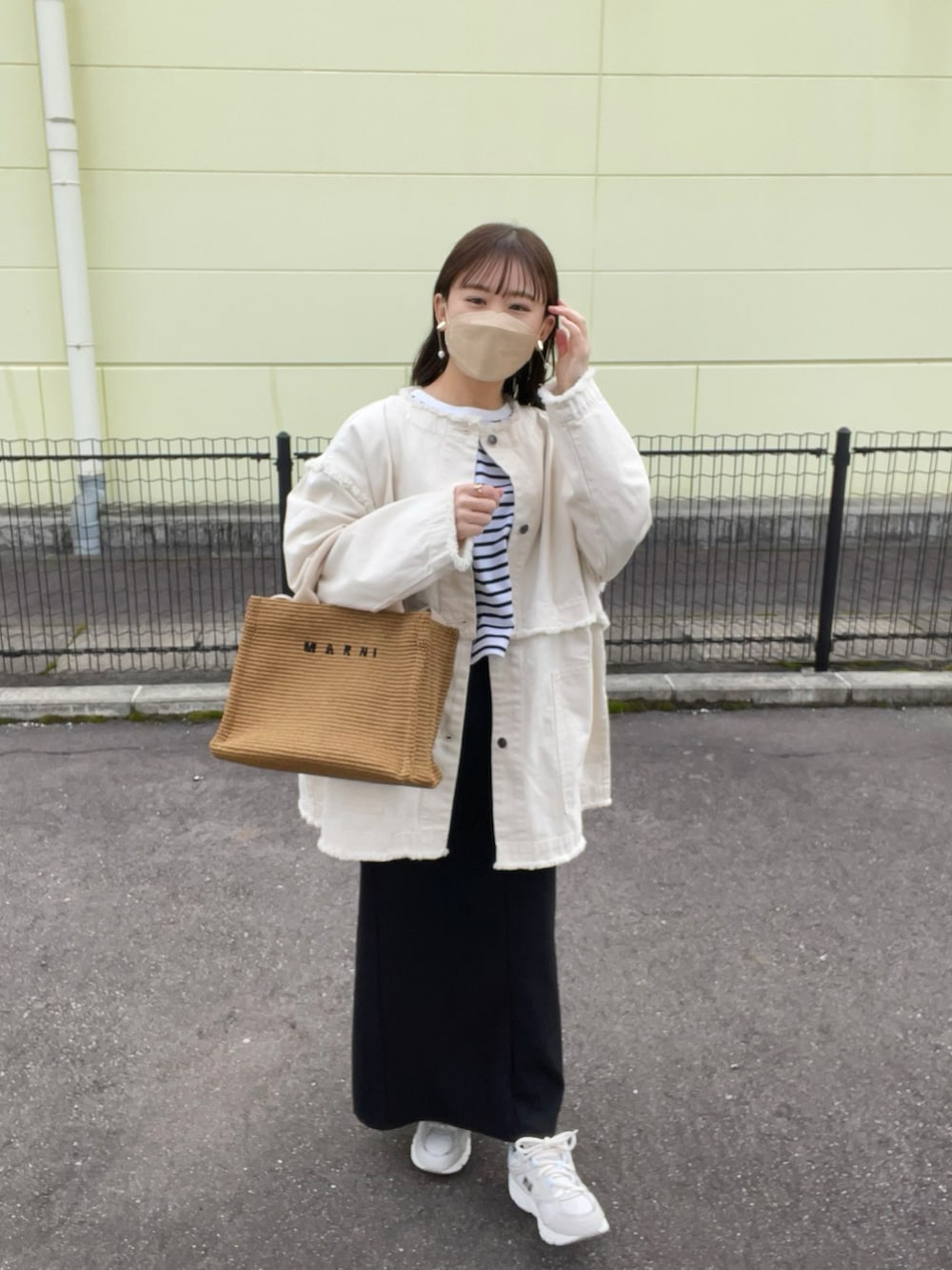 「ボーダー、デニムジャケット、休日スタイル、白スニーカー、きれいめカジュアル、春コーデ、春服みてみて、シンプルコーデ、大人カジュアル、韓国ファッション、プチプラコーデ、デニム、春カラー、スニーカーコーデ、ホワイト」｜「select MOCAの2023 SS 2wayデニムジャケット（デニムジャケット、ホワイト系）」を使った、chicchimoさん（骨格ナチュラル・レディース・152cm）の春コーディネートの3枚目の写真