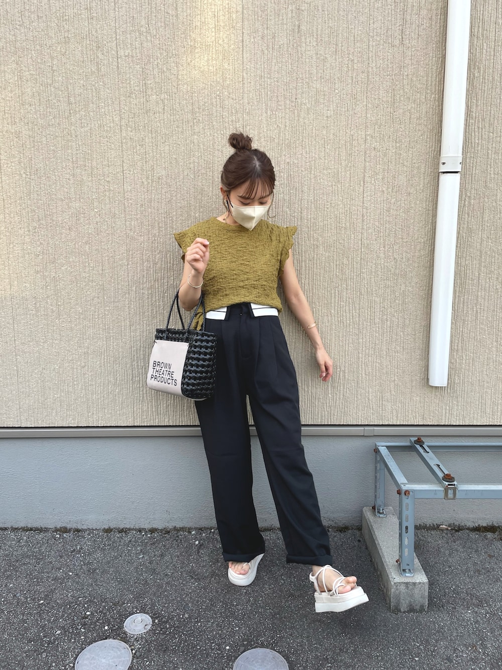 グリーン系のシャツ/ブラウス、ブラック系のパンツ、ブラック系のハンドバッグを着用したレディースの夏コーディネートの5枚目の写真