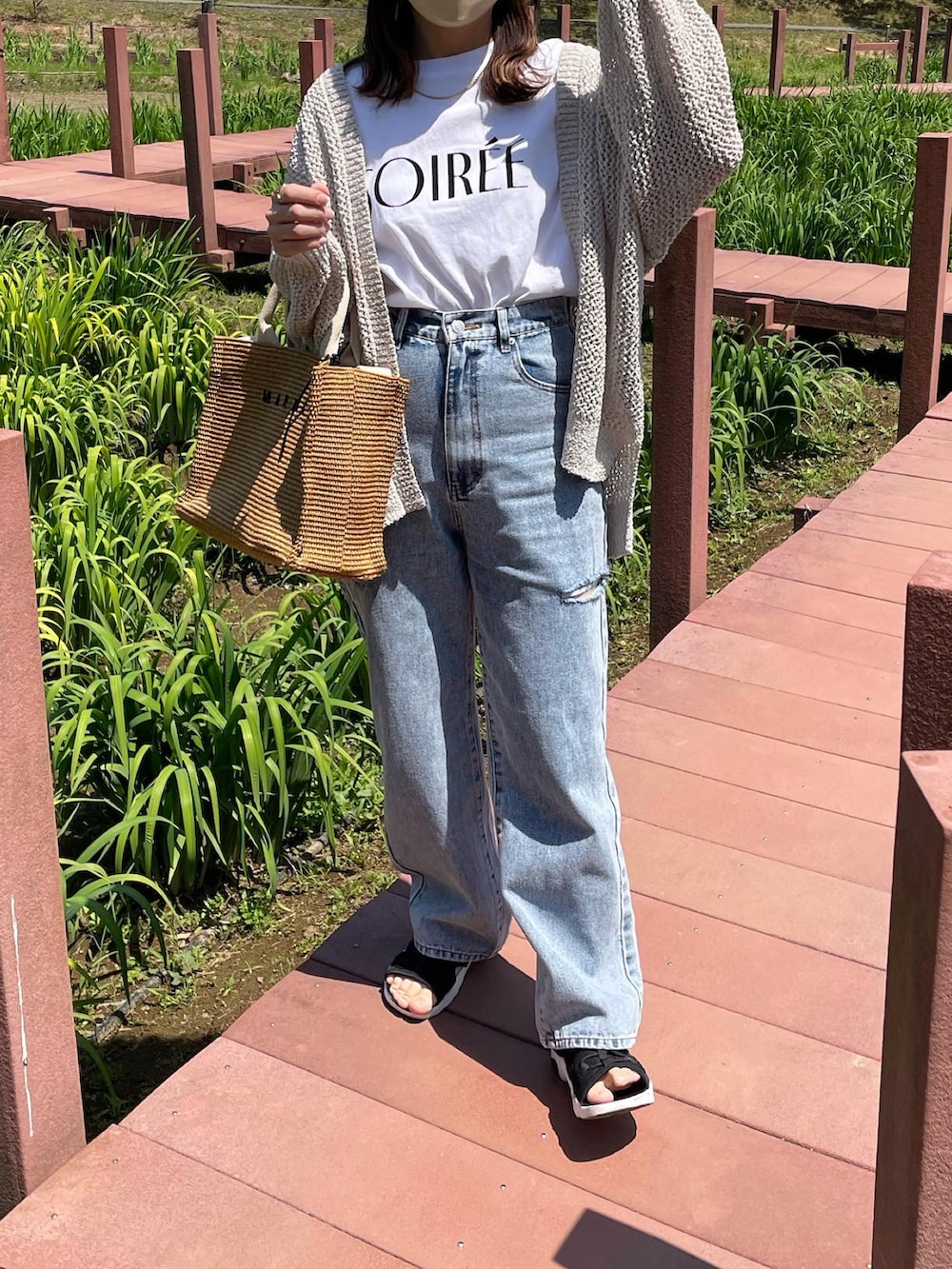 ホワイト系のカーディガン/ボレロ、ホワイト系のTシャツ/カットソー、その他のデニムパンツを着用したレディースの春コーディネートの3枚目の写真