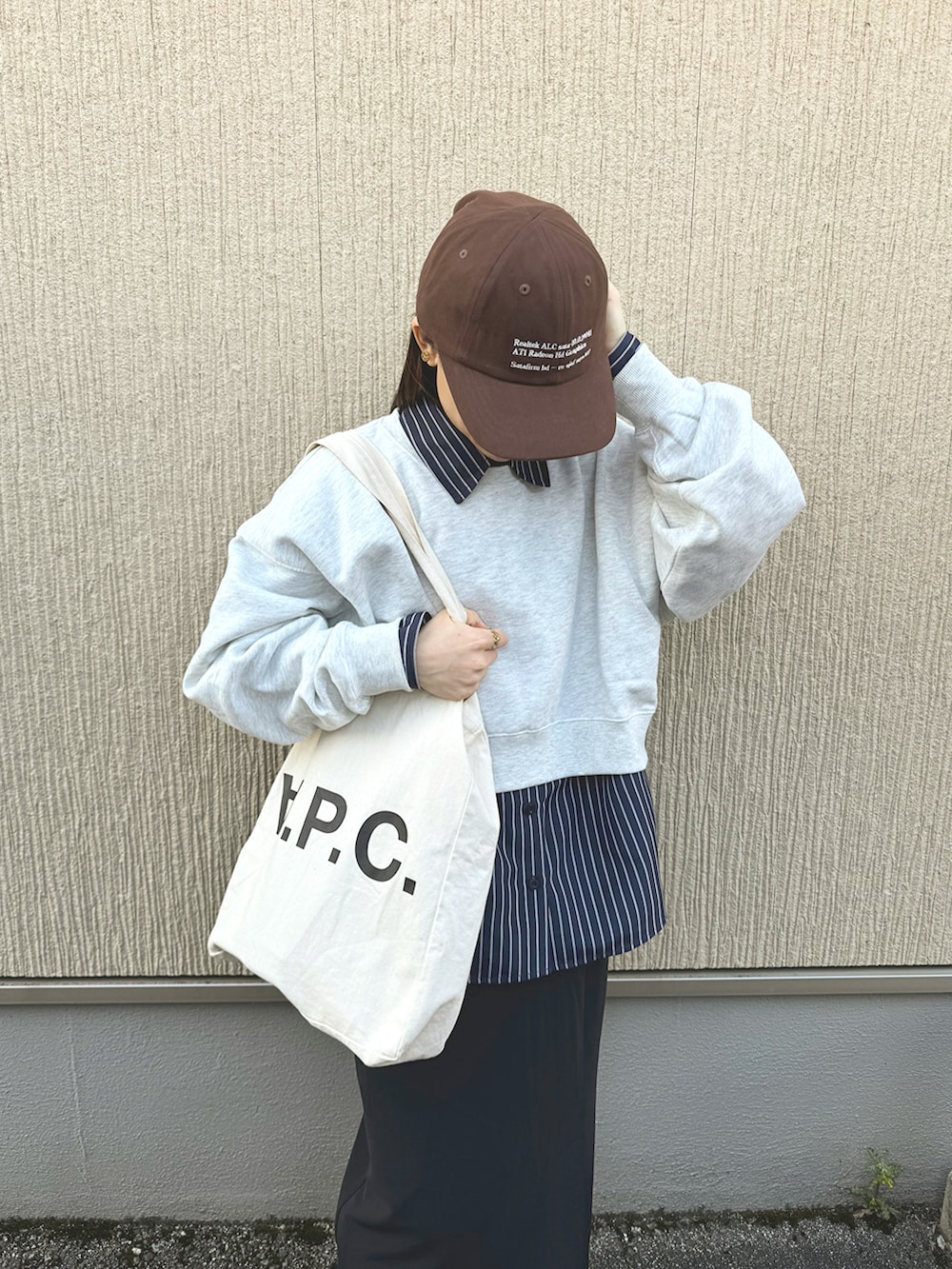 ブルー系のシャツ/ブラウス、ブラック系のスカート、ベージュ系のスニーカーを着用したレディースの春コーディネートの2枚目の写真