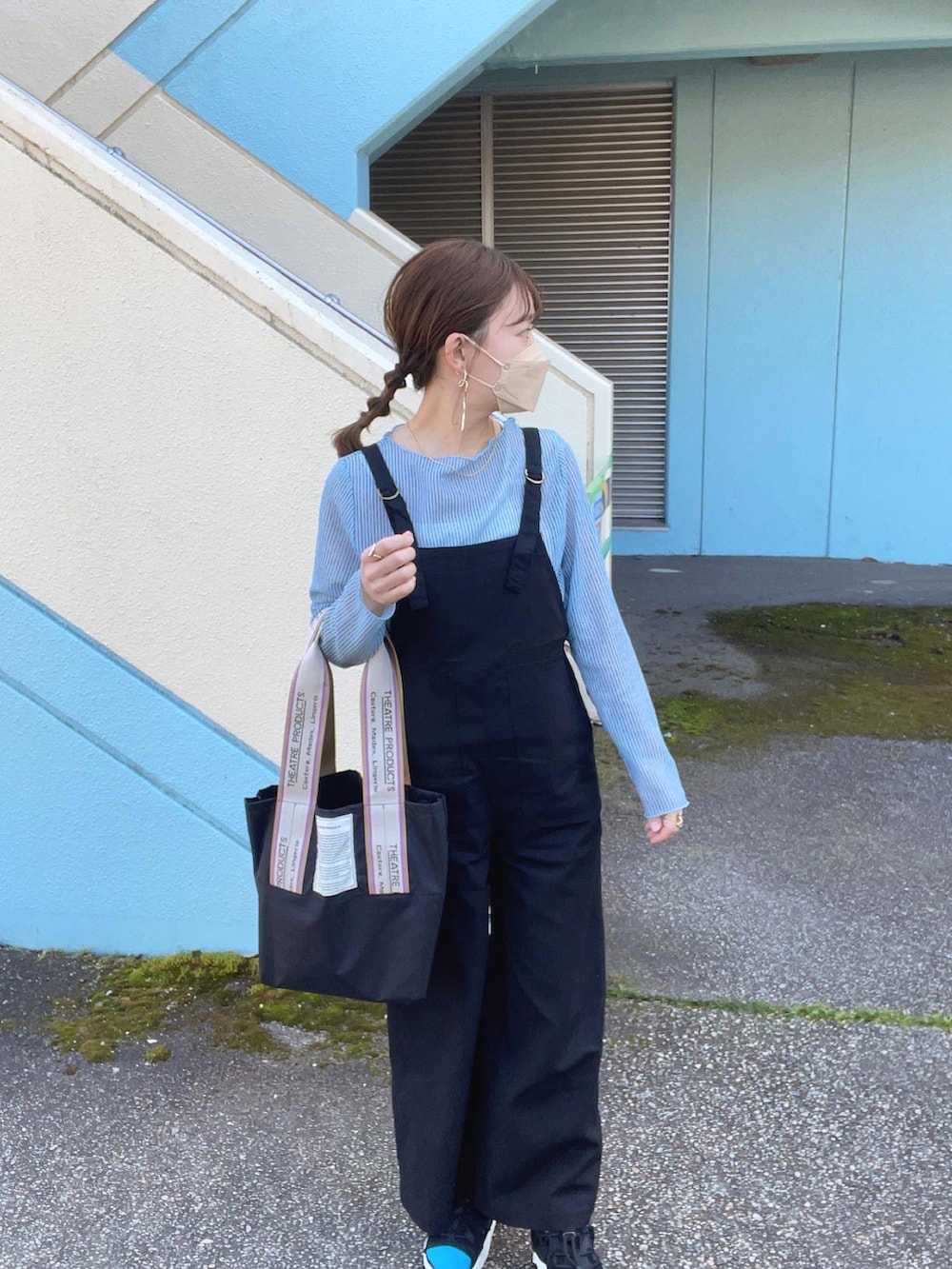 ブルー系のTシャツ/カットソー、ブラック系のサロペット/オーバーオール、ブラック系のトートバッグを着用したレディースの春コーディネートの2枚目の写真
