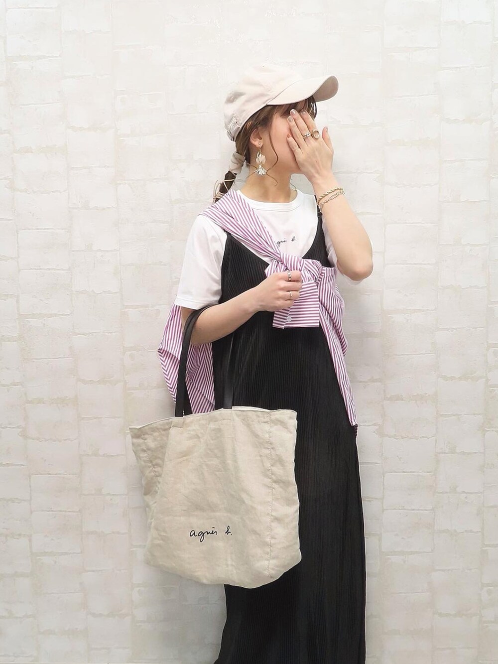 ホワイト系のTシャツ/カットソー、ブラック系のトートバッグ、ピンク系のシャツ/ブラウスを着用したレディースの春コーディネートの3枚目の写真