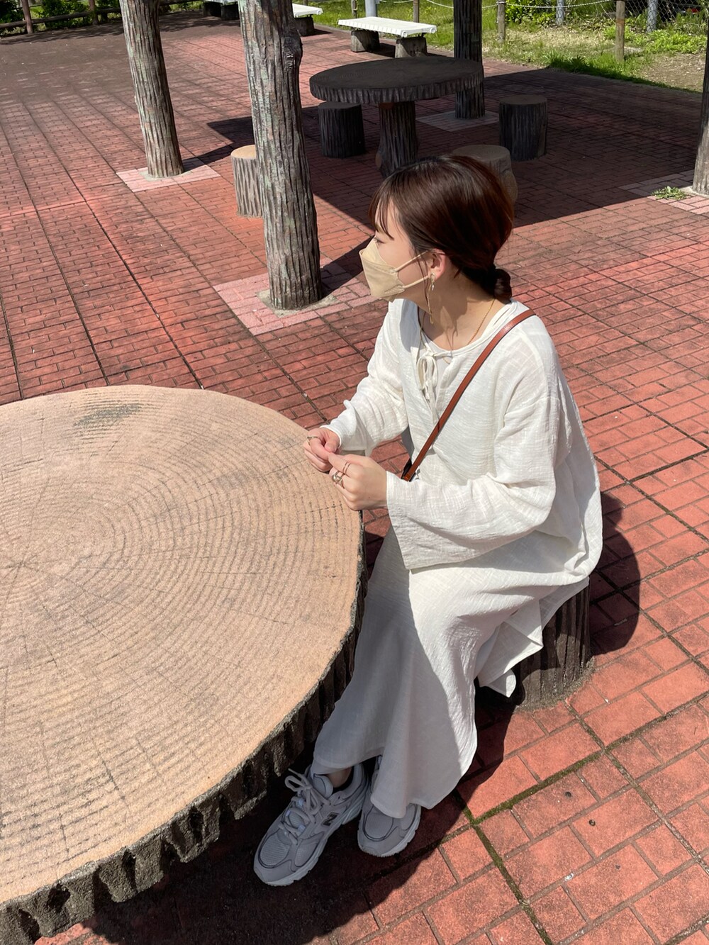 ホワイト系のワンピース、ホワイト系のワンピース、ホワイト系のスニーカーを着用したレディースの春コーディネートの3枚目の写真