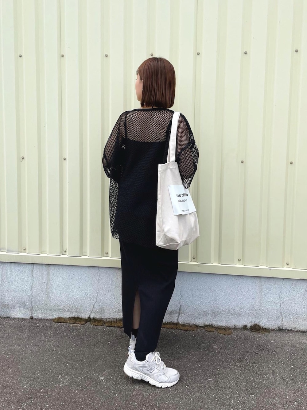 ブラック系のTシャツ/カットソー、ブラック系のワンピース、ホワイト系のトートバッグを着用したレディースの秋コーディネートの4枚目の写真