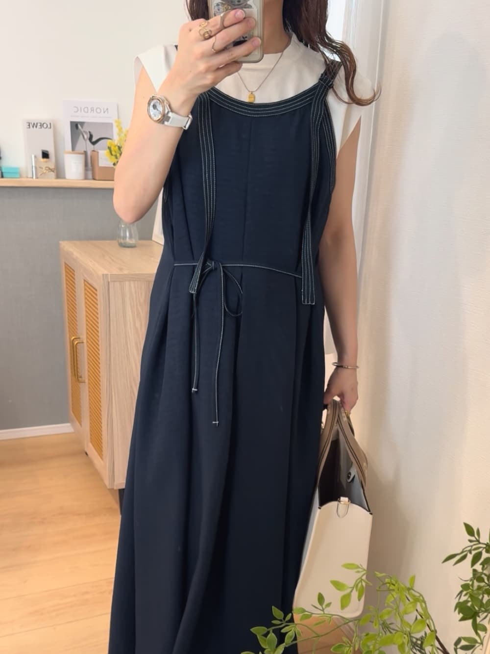 ブルー系のワンピース、ベージュ系のバッグ、ブラック系のサンダルを着用したレディースの夏コーディネートの3枚目の写真