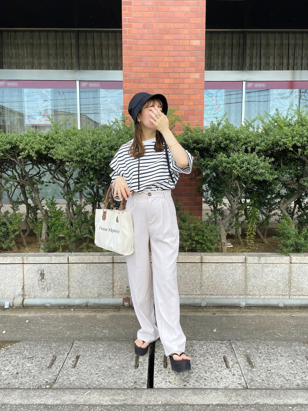 ホワイト系のTシャツ/カットソー、ホワイト系のその他パンツ、ホワイト系のトートバッグを着用したレディースの夏コーディネートの2枚目の写真