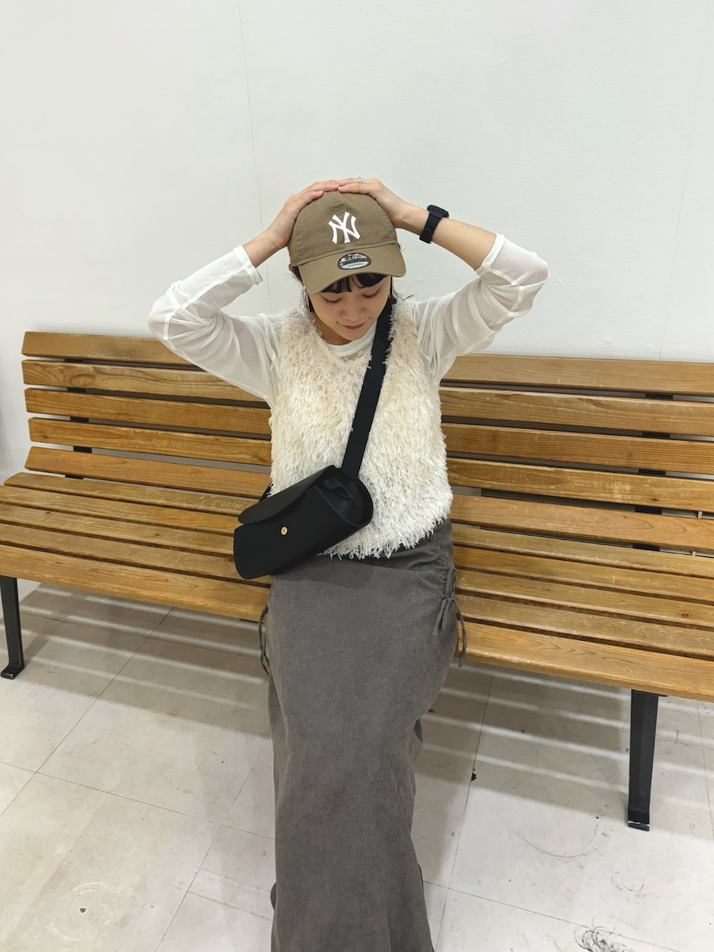 グレー系のスカート、ホワイト系のトップス、ホワイト系のTシャツ/カットソーを着用したレディースの秋コーディネートの5枚目の写真