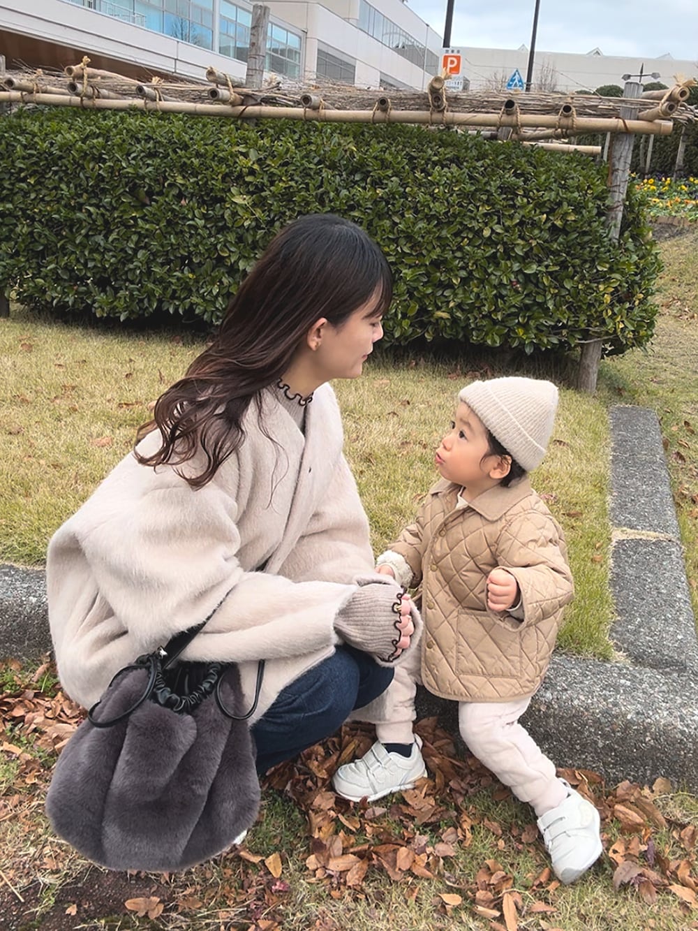 ブラウン系のニット/セーター、ベージュ系のジャケット/アウター、ブルー系のパンツを着用したレディースの冬コーディネートの3枚目の写真