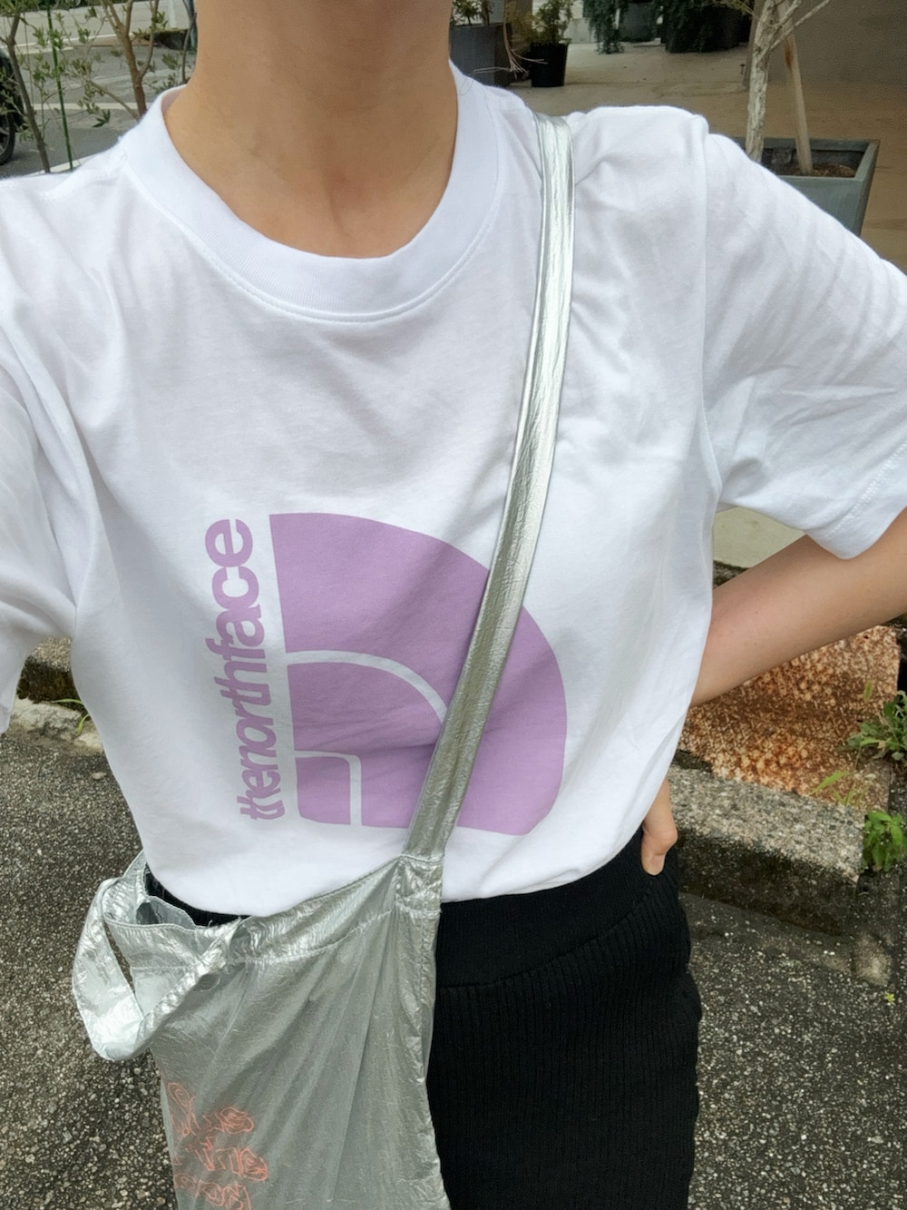 ホワイト系のTシャツ/カットソー、ブラック系のスカート、シルバー系のトートバッグを着用したレディースの夏コーディネートの4枚目の写真