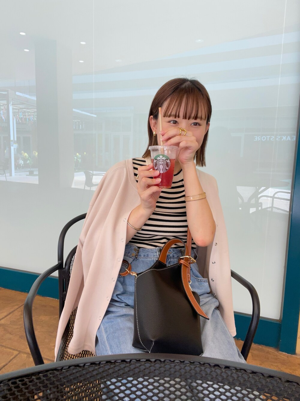 「ITEMS URBANRESEARCH、PR、カーディガン、デニム、厚底シューズ、ショルダーバッグ、ストリート、淡色コーデ、韓国ファッション、休日スタイル、古着MIX、秋服準備はじめました、秋先取りコーデ、パンツスタイル、モノトーンコーデ」｜「ITEMS URBANRESEARCHの『一部WEB限定カラー』コンパクトカーディガン（カーディガン/ボレロ、ホワイト系）」を使った、chicchimoさん（骨格ナチュラル・レディース・152cm）の夏コーディネートの2枚目の写真