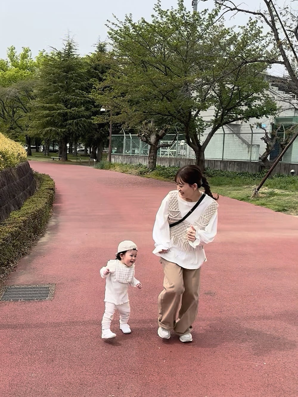 ホワイト系のTシャツ/カットソー、その他のベスト、ブラック系のショルダーバッグを着用したレディースの春コーディネートの4枚目の写真