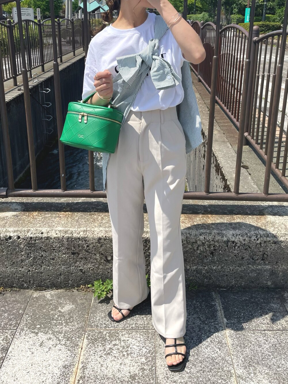 グリーン系のショルダーバッグ、グリーン系のシャツ/ブラウス、ホワイト系のTシャツ/カットソーを着用したレディースの夏コーディネートの3枚目の写真