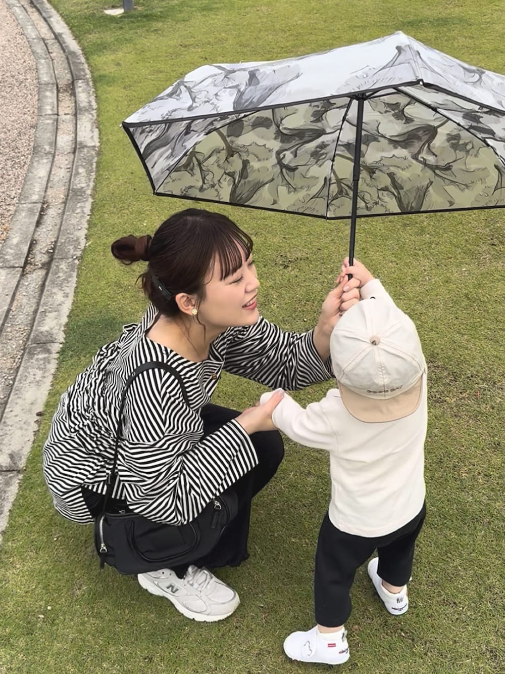 ブラック系のTシャツ/カットソー、ブラック系のその他パンツ、ホワイト系のスニーカーを着用したレディースの春コーディネートの2枚目の写真