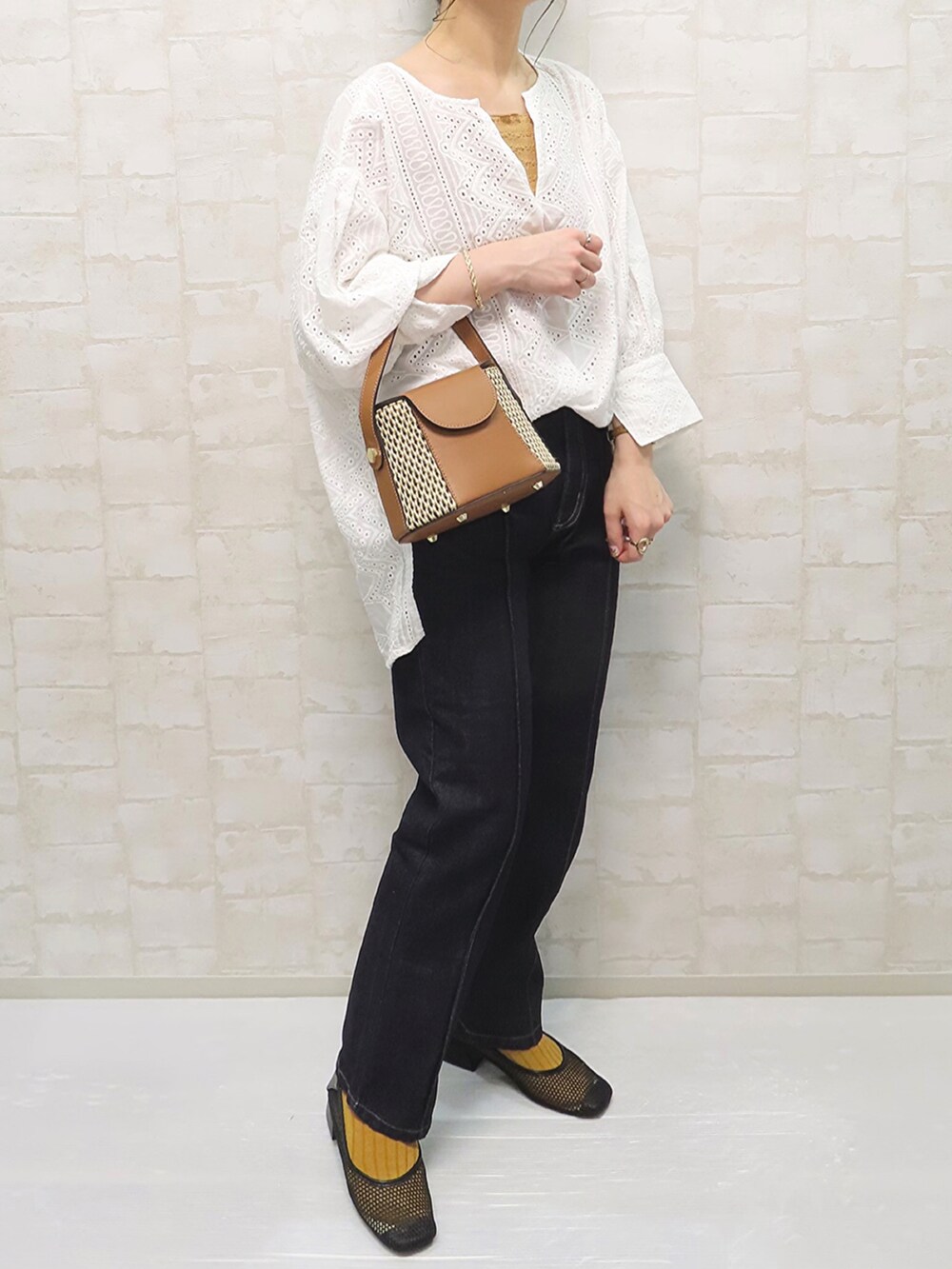 ホワイト系のシャツ/ブラウス、オレンジ系のキャミソール、イエロー系のショルダーバッグを着用したレディースの春コーディネートの2枚目の写真