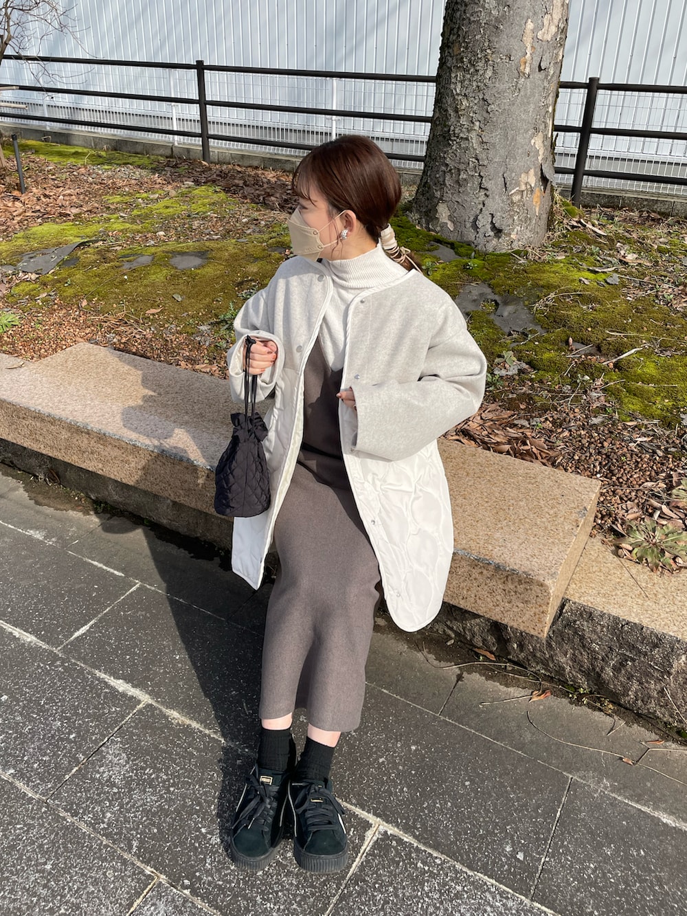 ホワイト系のジャケット/アウター、ホワイト系のニット/セーター、ブラウン系のワンピース/ドレスを着用したレディースの冬コーディネートの3枚目の写真