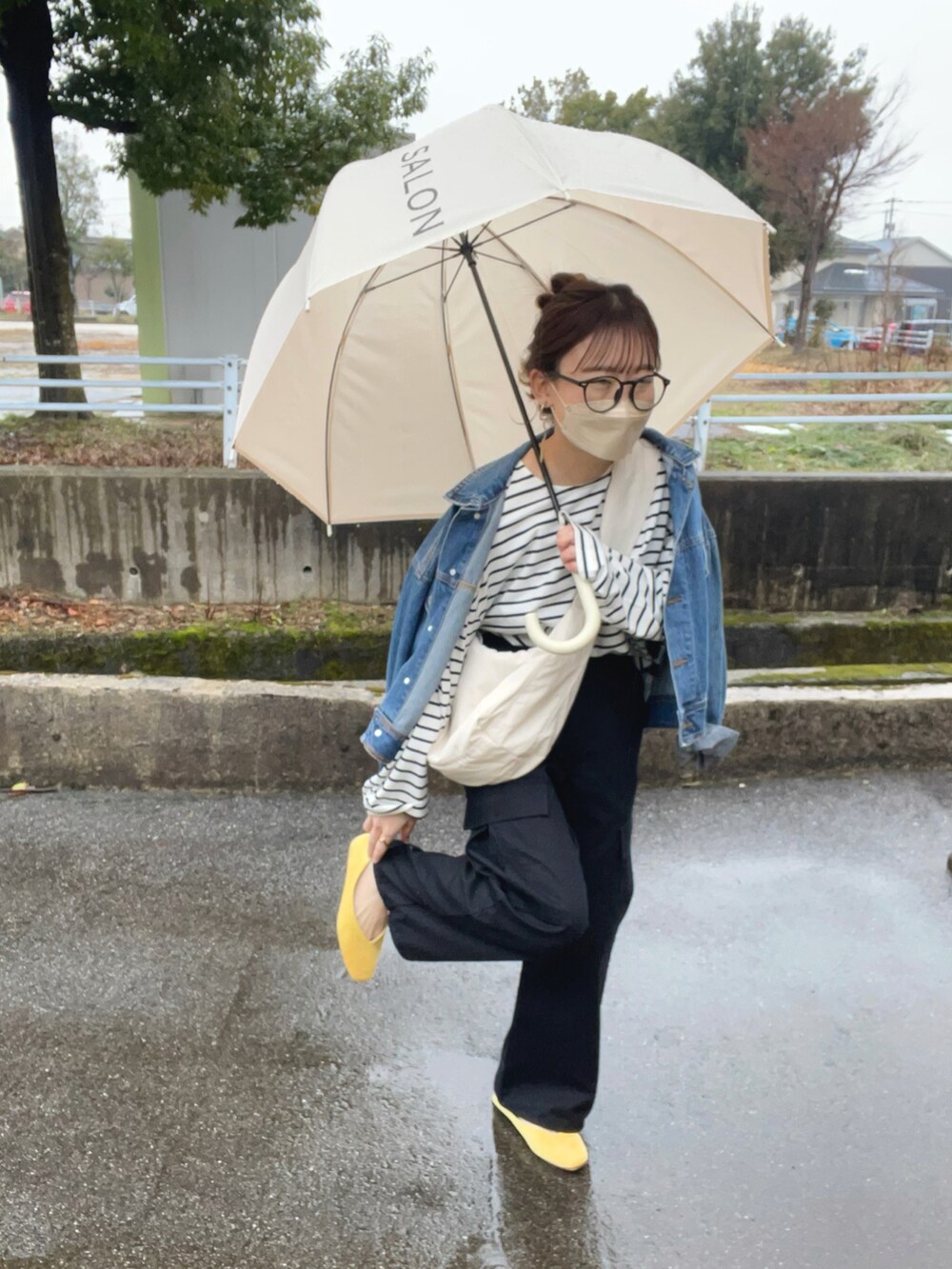 ホワイト系のTシャツ/カットソー、ブルー系のデニムジャケット、ブラック系のカーゴパンツを着用したレディースの冬コーディネートの4枚目の写真