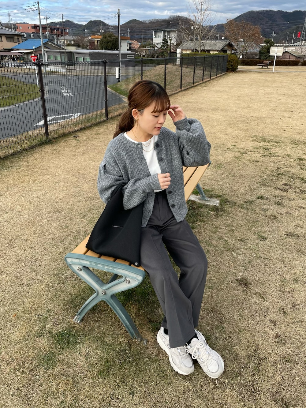 「休日スタイル、モノトーン、カーディガン、ニット、カジュアルコーデ、冬コーデ、レイヤードスタイル、きれいめカジュアル、プチプラ、お出かけコーデ、パンツスタイル、スニーカー、ストリート、ニューバランス、ブラックコーデ」|「forksy.の【forksy.】モヘアタッチミックスニットショート丈ボリュームスリーブカーディガン(カーディガン/ボレロ、グレー系)」を使った、chicchimoさん(骨格ナチュラル・レディース・152cm)の冬コーディネートの5枚目の写真