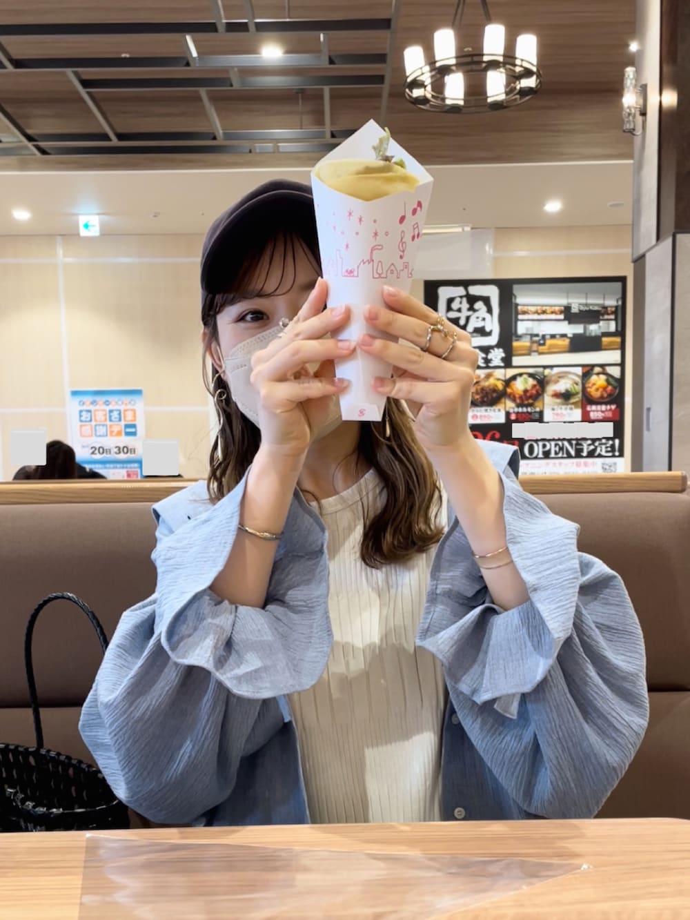 ブルー系のシャツ/ブラウス、ホワイト系のワンピース、ブラック系のハンドバッグを着用したレディースの夏コーディネートの3枚目の写真