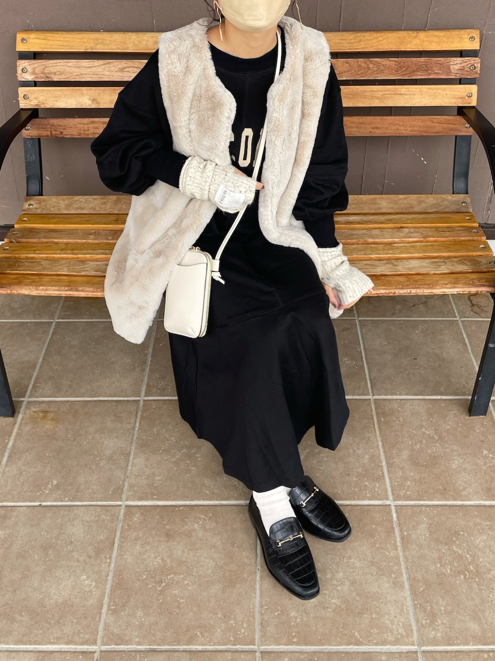 ブラック系のワンピース、グレー系のベスト、ブラック系のシューズを着用したレディースの秋コーディネートの3枚目の写真