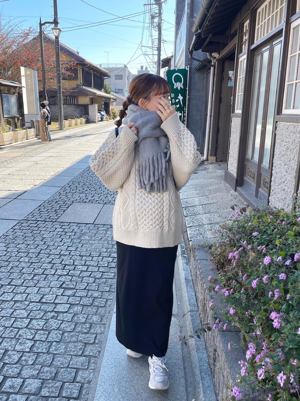 「マフラーぐるぐる、ニット、冬コーデ、リュック、ビッグシルエット、クリスマスに着たい服、韓国ファッション、休日スタイル、スニーカー、マイベストコーデ2023、お出かけコーデ、大人カジュアル、グレーコーデ、ケーブルニット、モノトーン」|「select MOCA by sonのヴィンテージライクケーブルニット(ニット/セーター、ホワイト系)」を使った、chicchimoさん(骨格ナチュラル・レディース・152cm)の冬コーディネートの2枚目の写真