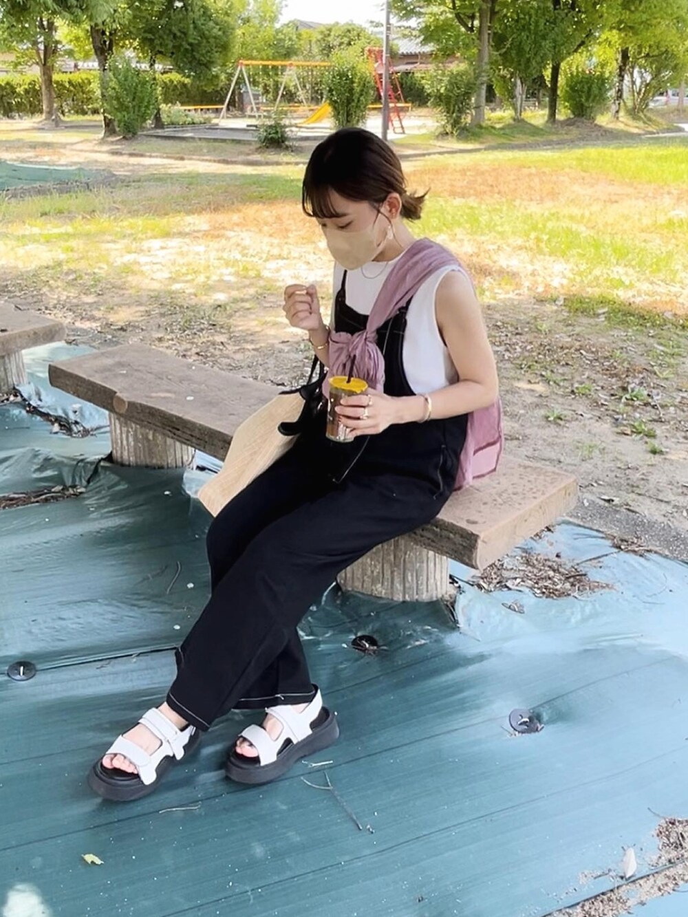 ブラック系のつなぎ/オールインワン、ピンク系のシャツ/ブラウス、ホワイト系のトップスを着用したレディースの夏コーディネートの2枚目の写真