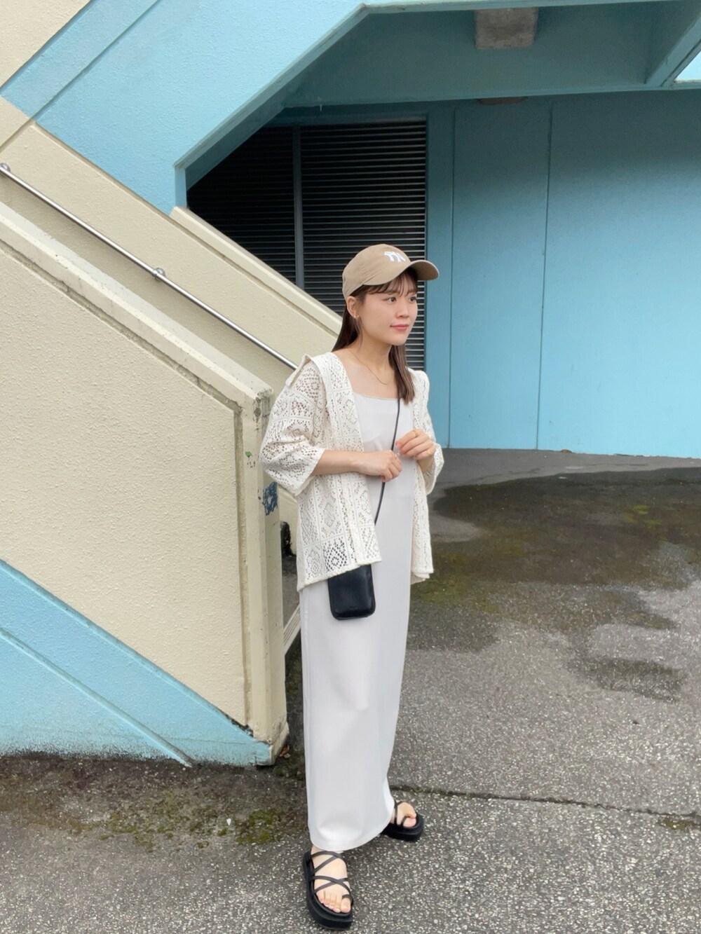 ホワイト系のシャツ/ブラウス、ホワイト系のワンピース、ブラック系のショルダーバッグを着用したレディースの夏コーディネートの4枚目の写真