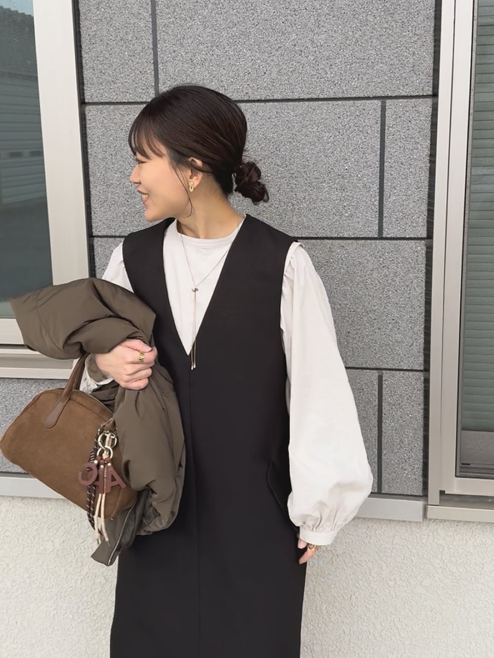 ブラック系のワンピース、ブラック系のシューズを着用したレディースの春コーディネートの2枚目の写真