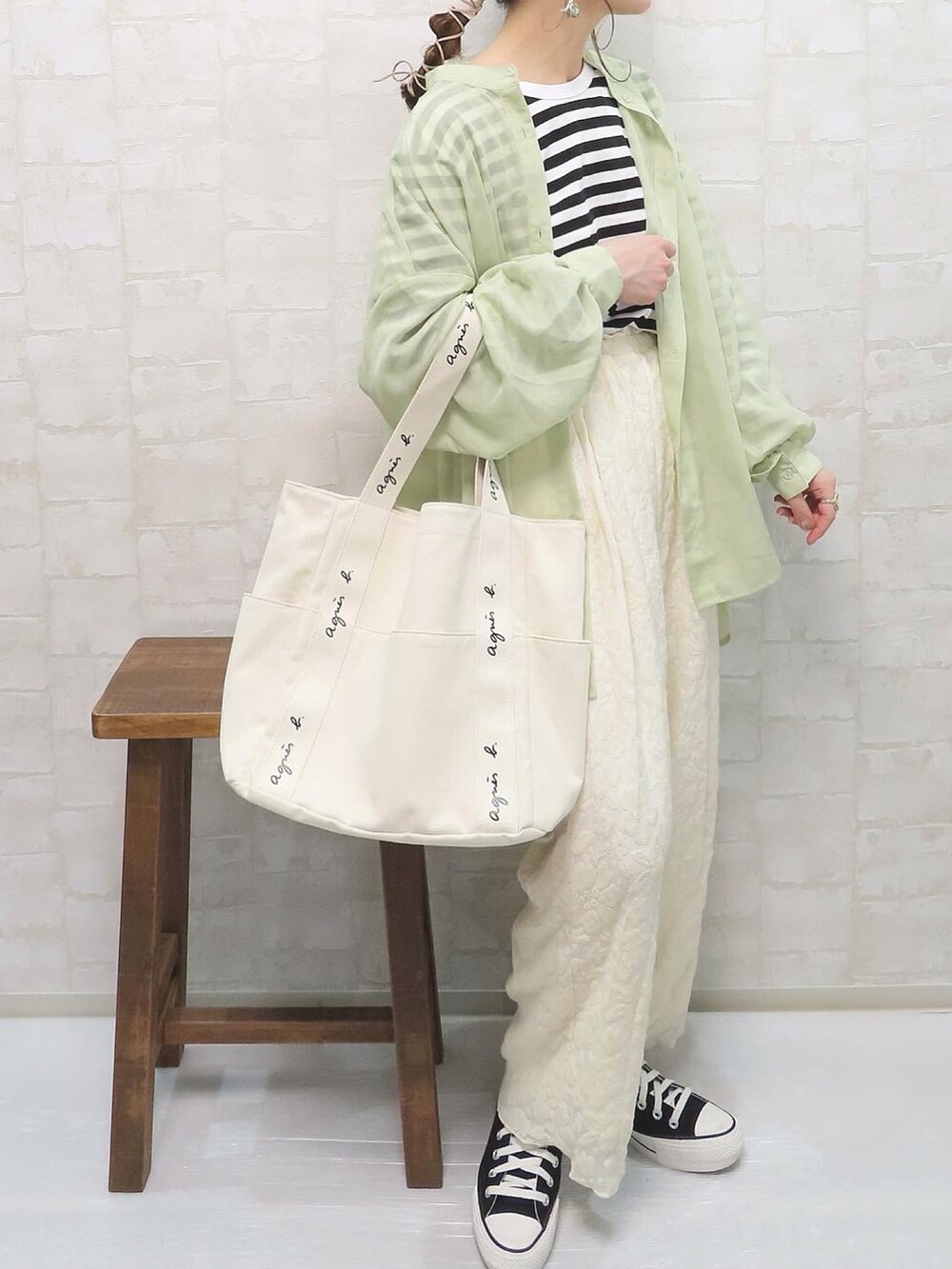 ホワイト系のその他パンツ、ブラック系のTシャツ/カットソー、ベージュ系のトートバッグを着用したレディースの春コーディネートの4枚目の写真