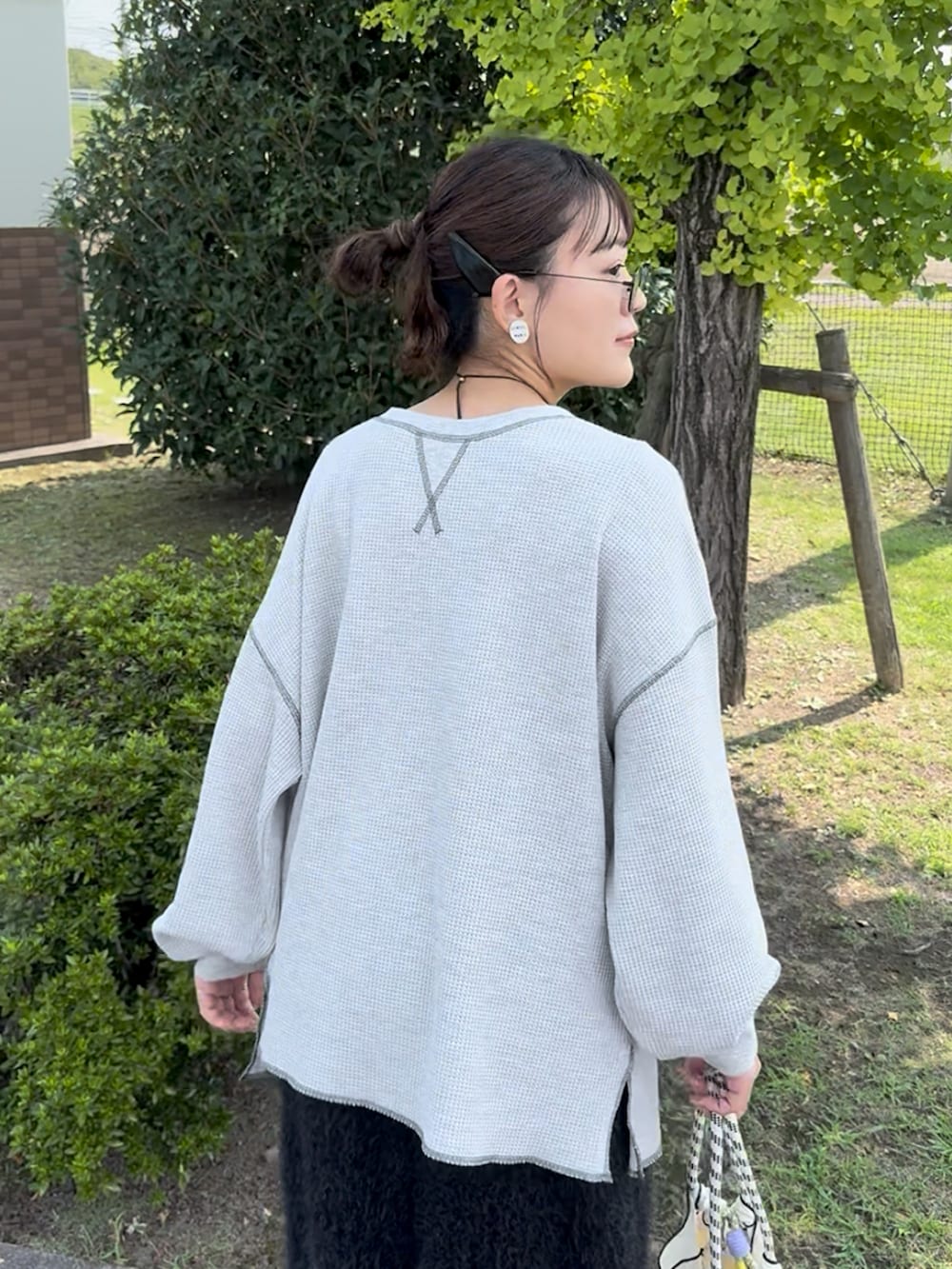 ホワイト系のショルダーバッグ、グレー系のTシャツ/カットソー、ブラック系のシャツ/ブラウスを着用したレディースの秋コーディネートの4枚目の写真