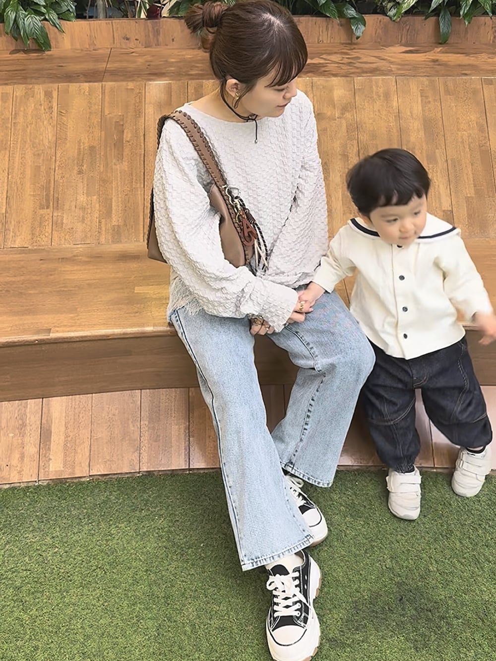 ベージュ系のTシャツ/カットソー、ホワイト系のキャミソール、その他のデニムパンツを着用したレディースの夏コーディネートの3枚目の写真