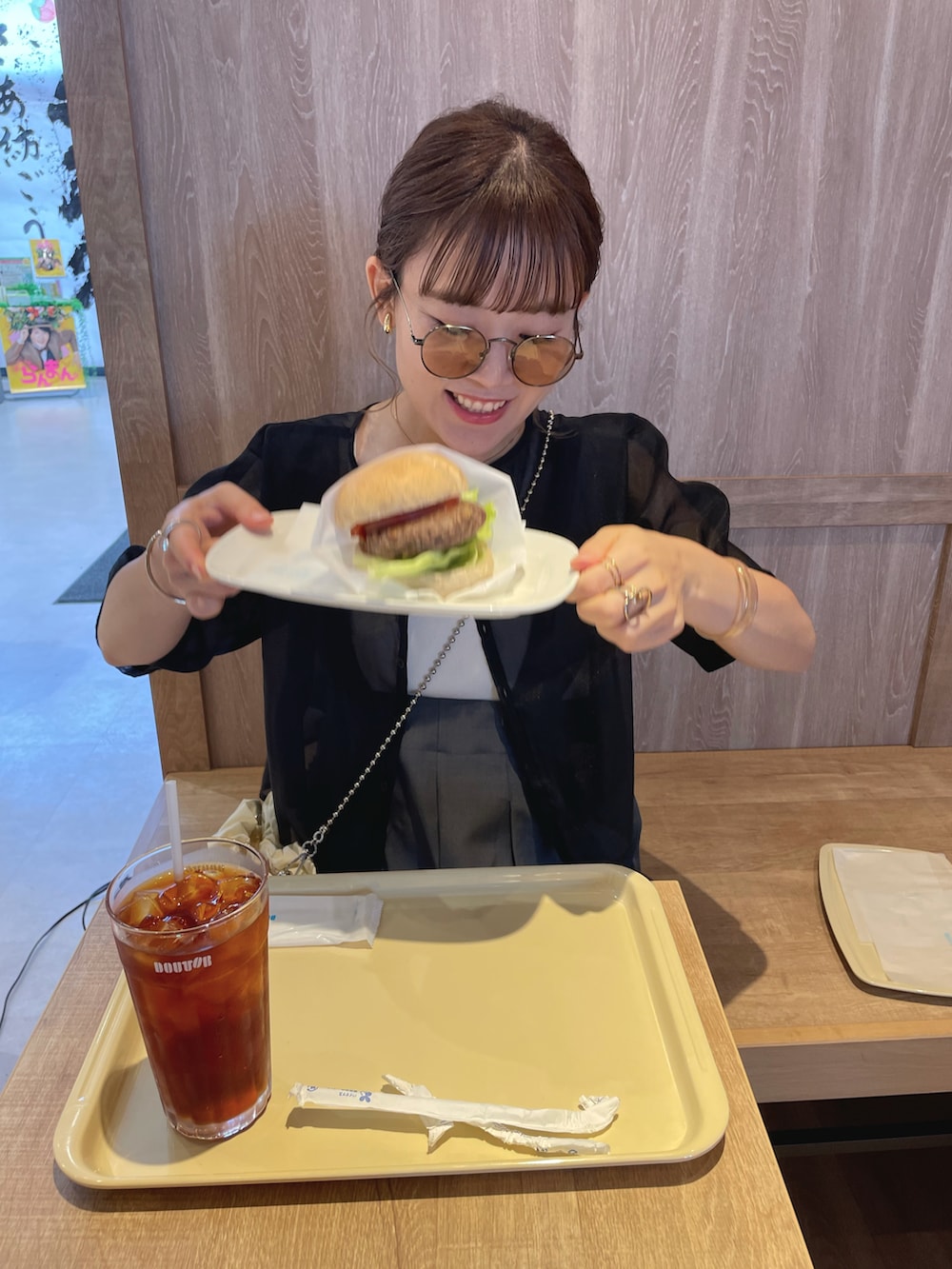 ブラック系のスニーカー、ブラック系のシャツ/ブラウス、ホワイト系のキャミソールを着用したレディースの夏コーディネートの3枚目の写真