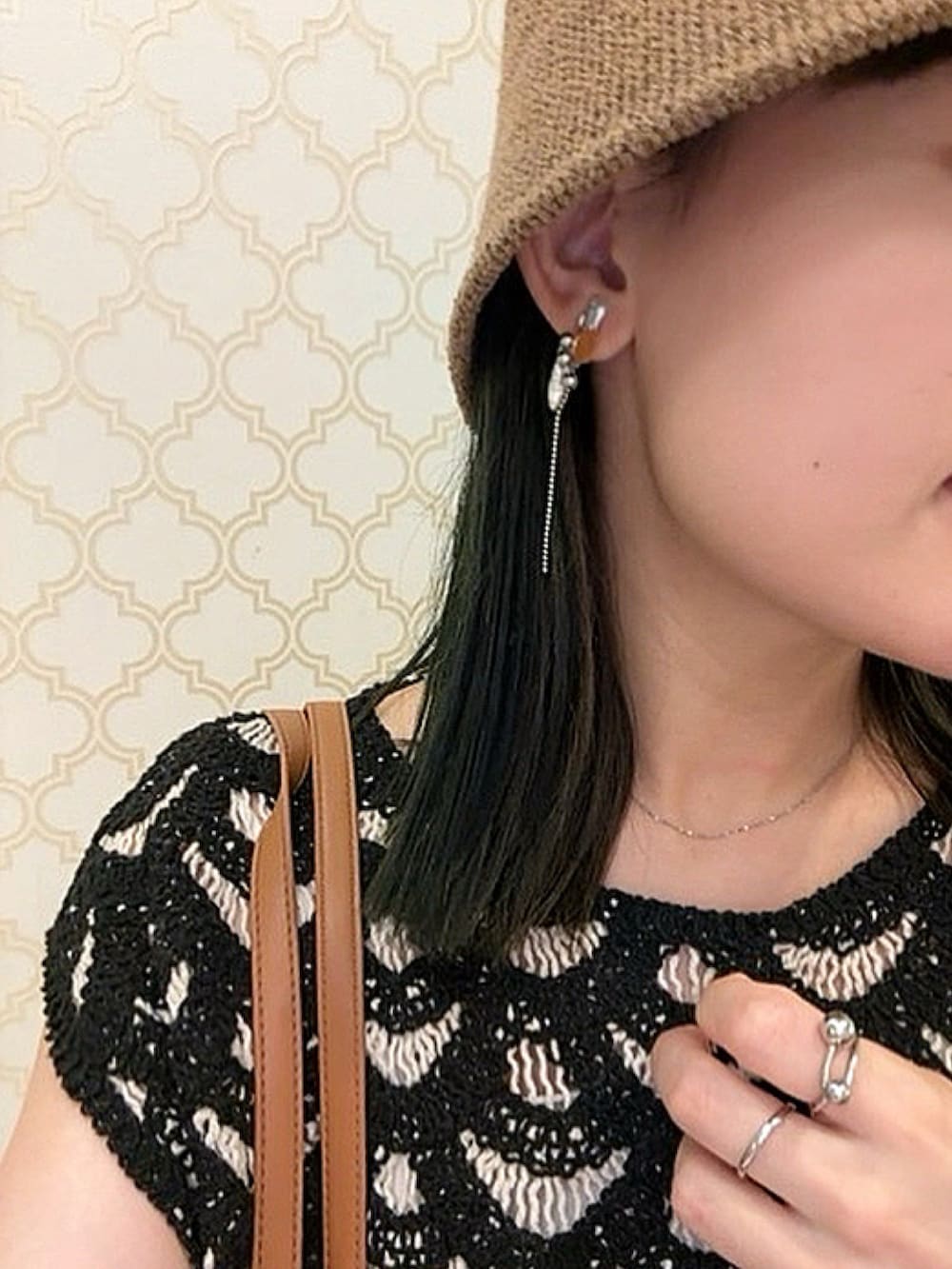 その他のその他トップス、ホワイト系のワンピース、ベージュ系のトートバッグを着用したレディースの夏コーディネートの2枚目の写真