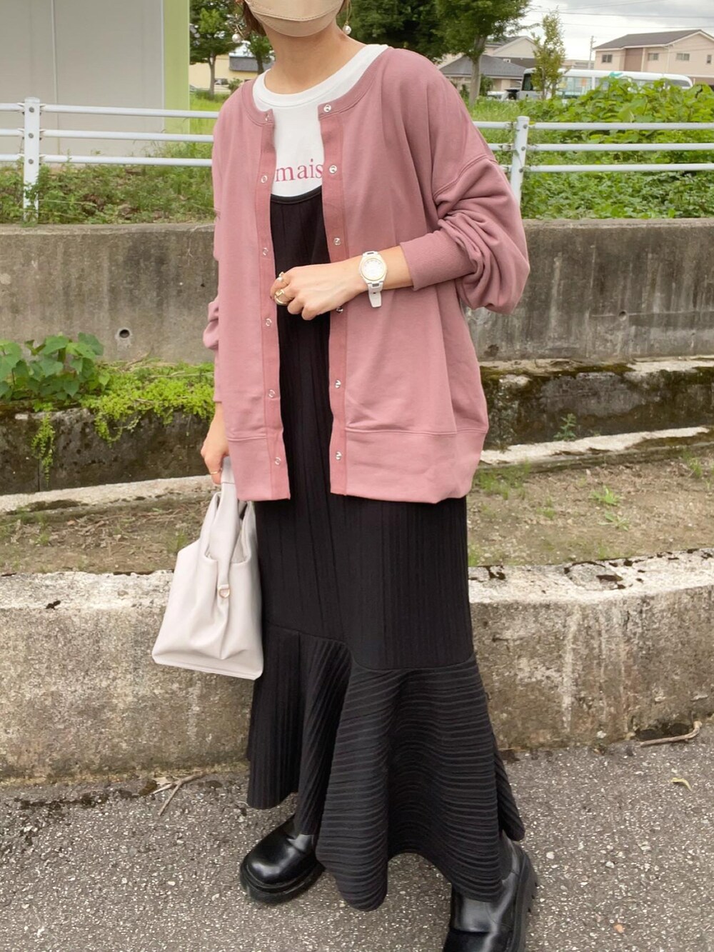 パープル系のカーディガン/ボレロ、ホワイト系のTシャツ/カットソー、ブラック系のワンピースを着用したレディースの秋コーディネートの5枚目の写真