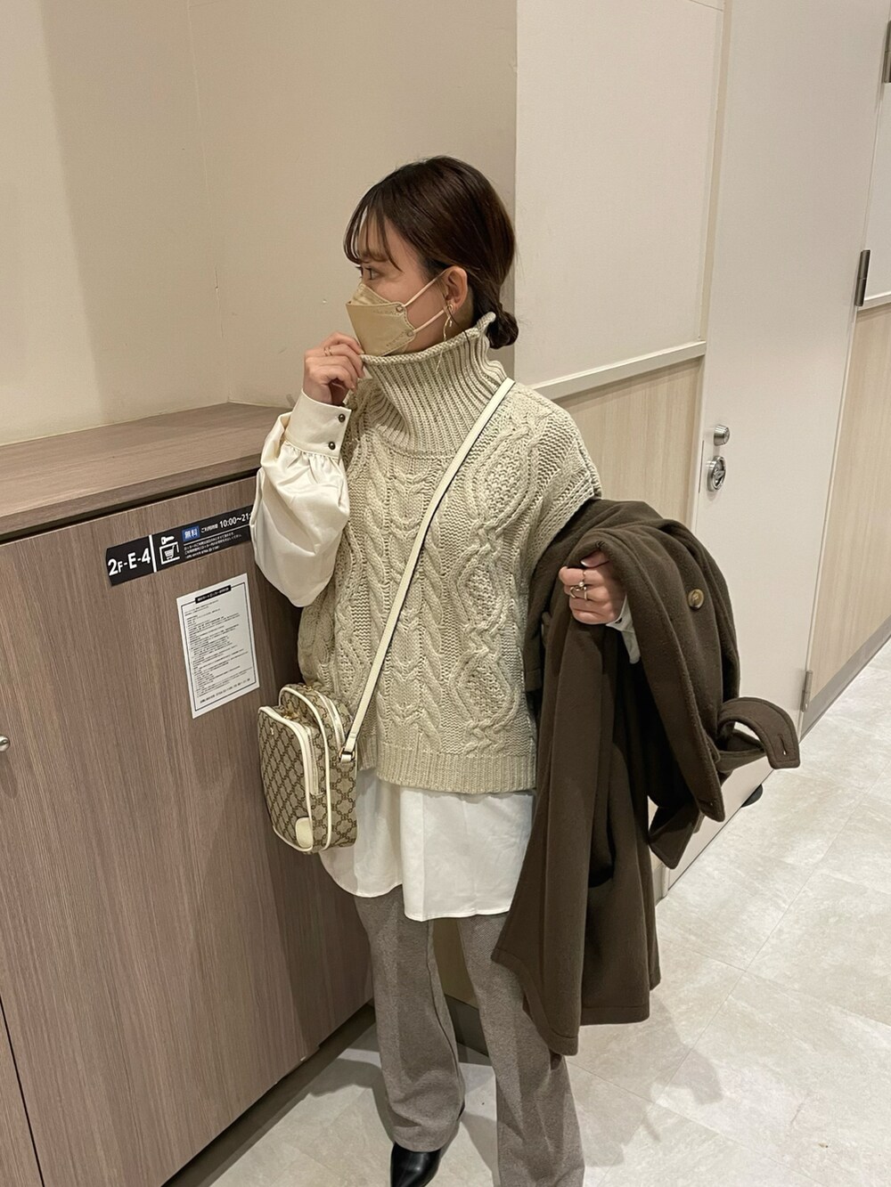 「ITEMS URBANRESEARCH、PR、きれいめカジュアル、ニット、冬コーデ、レイヤードスタイル、ニットベスト、タートルネック、ワントーンコーデ、ビッグシルエット、GRL、ブーツ、ベスト、わたしの推しブランド、淡色コーデ」|「ITEMS URBANRESEARCHのケーブルニットベスト(ベスト、ベージュ系)」を使った、chicchimoさん(骨格ナチュラル・レディース・152cm)の冬コーディネートの3枚目の写真