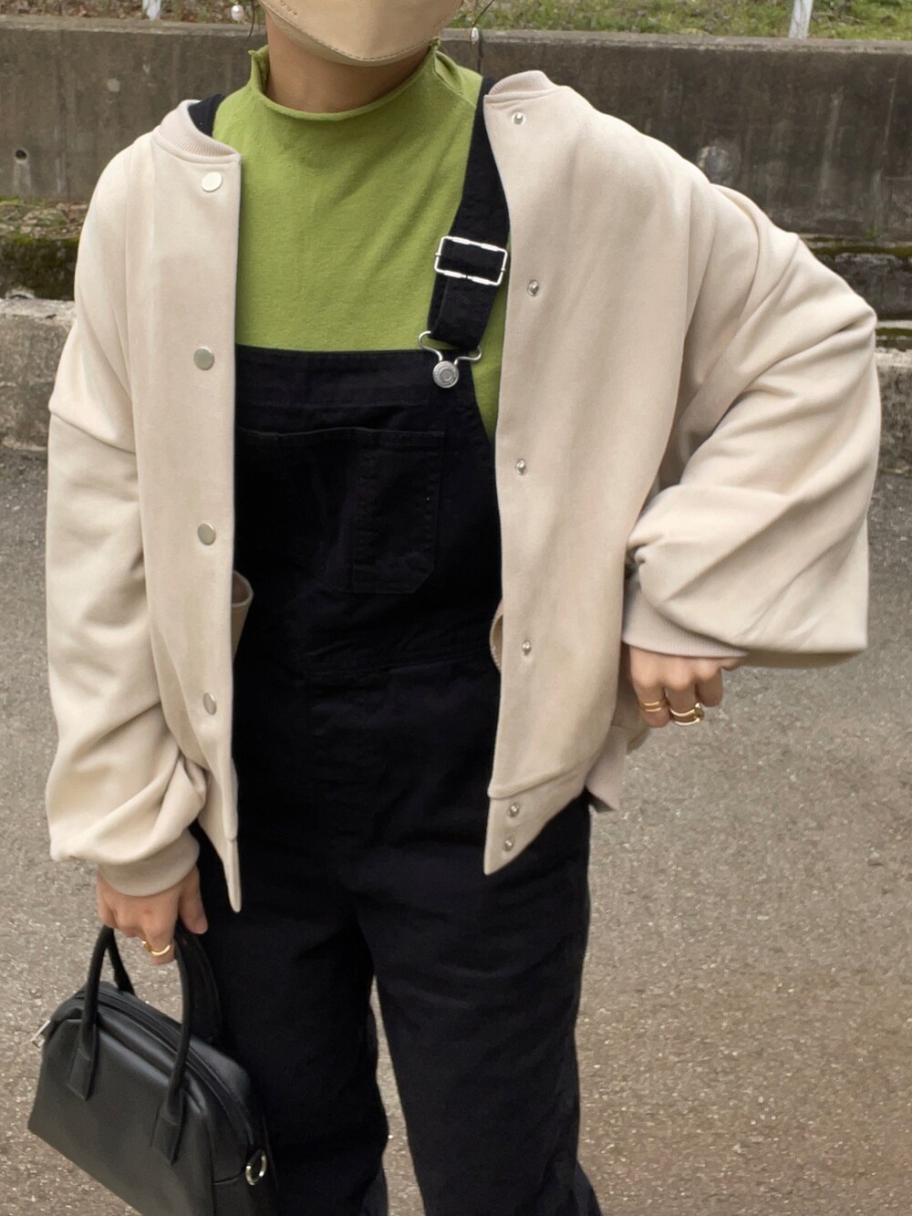 「春服デビュー宣言、春服みてみて、プチプラ、ビッグシルエット、パステル映える春、春アウター、きれいめカジュアル、サロペット、オーバーオール、休日スタイル、モノトーン、白スニーカー、春コーデ、大人カジュアル、カジュアルコーデ」｜「Fizzの【Fizz/フィズ】　フェイクスエードスタジャン（スタジャン、ホワイト系）」を使った、chicchimoさん（骨格ナチュラル・レディース・152cm）の春コーディネートの5枚目の写真