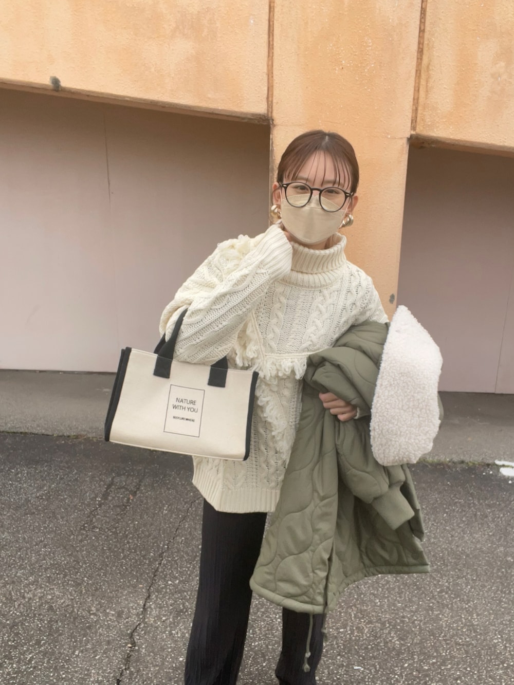 グリーン系のジャケット/アウター、ホワイト系のニット/セーター、ホワイト系のバッグを着用したレディースの冬コーディネートの3枚目の写真