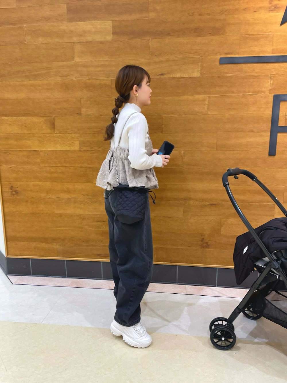 「韓国ファッション、ストリート、淡色コーデ、ビスチェ、お出かけコーデ、休日スタイル、デニム、大人カジュアル、春色、スニーカー、レイヤードスタイル、春ファッション、パンツスタイル、デニムコーデ、春のNewスタイル」｜「Rodeo Crownsのアイテム（デニムパンツ、ブラック系）」を使った、chicchimoさん（骨格ナチュラル・レディース・152cm）の春コーディネートの3枚目の写真