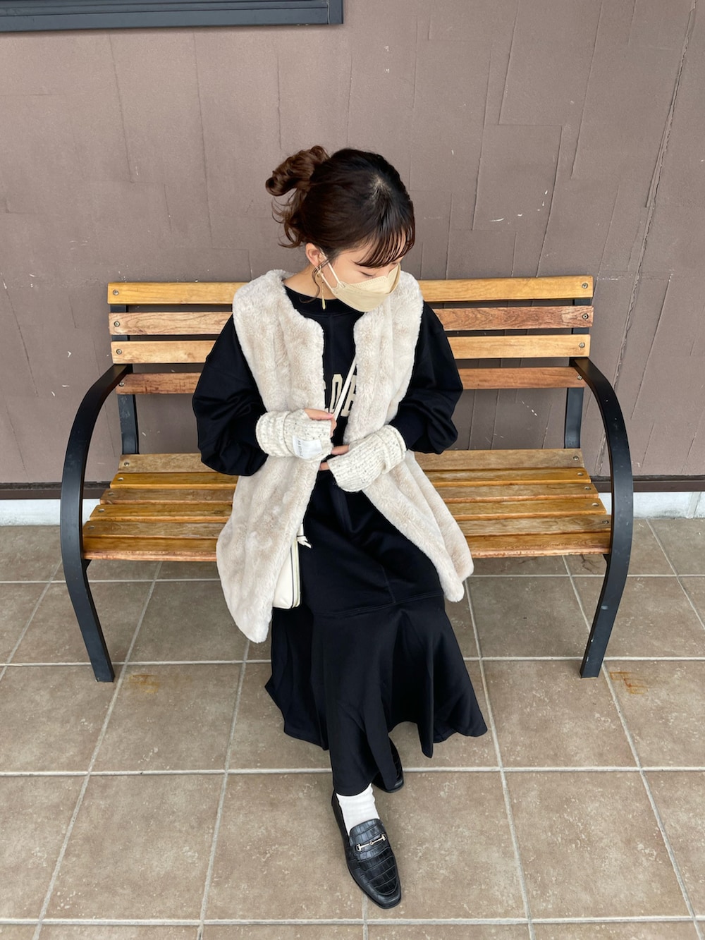 ブラック系のワンピース、グレー系のベスト、ブラック系のシューズを着用したレディースの秋コーディネートの4枚目の写真