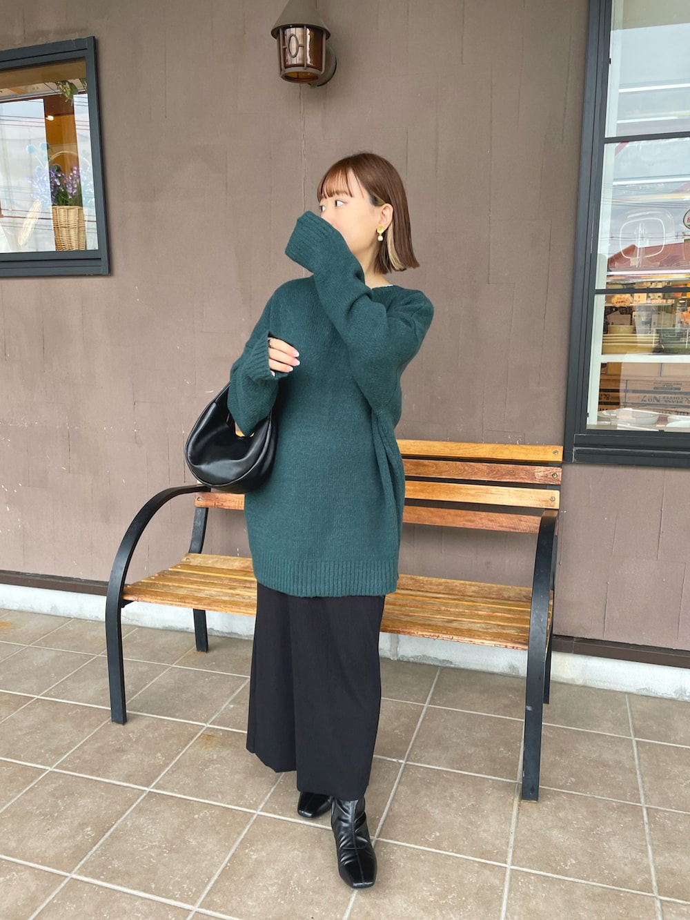 「カーディガン、ロングスカート、ブーツ、お出かけコーデ、休日スタイル、シンプルコーデ、秋コーデ、ミニバッグ、きれいめカジュアル、ニット、プチプラコーデ、カラー×コーデ、秋服準備はじめました、カジュアルコーデ、秋服まるっと大公開」｜「classicalelfのもちもち癒され。2wayニットカーディガン（カーディガン/ボレロ、グリーン系）」を使った、chicchimoさん（骨格ナチュラル・レディース・152cm）の秋コーディネートの3枚目の写真
