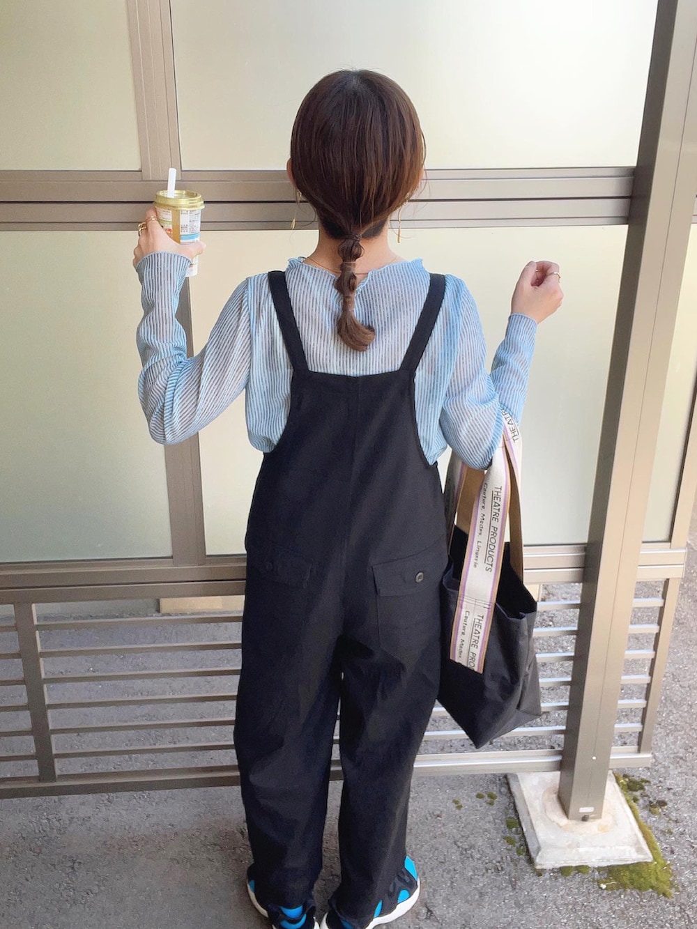 ブルー系のTシャツ/カットソー、ブラック系のサロペット/オーバーオール、ブラック系のトートバッグを着用したレディースの春コーディネートの3枚目の写真