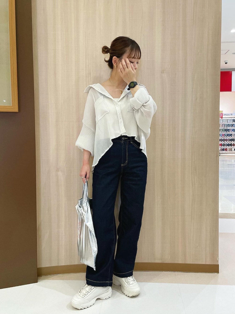 ブルー系のパンツ、ホワイト系のシャツ/ブラウス、シルバー系のトートバッグを着用したレディースの春コーディネートの5枚目の写真