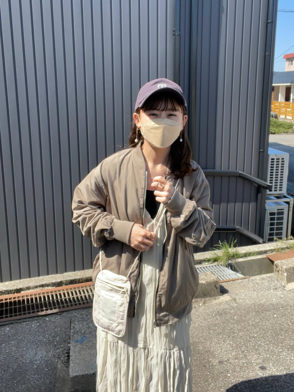「休日スタイル、MA-1、ロングワンピース、シアー、レイヤードスタイル、キャップ、白スニーカー、春コーデ、春服みてみて、ショルダーバッグ、ボリューム袖、ベージュ、韓国ファッション、キャミワンピ、古着MIX」|「URBAN RESEARCH Sonny LabelのリバーシブルMA-1ブルゾン(MA-1、ベージュ系)」を使った、chicchimoさん(骨格ナチュラル・レディース・152cm)の春コーディネートの3枚目の写真