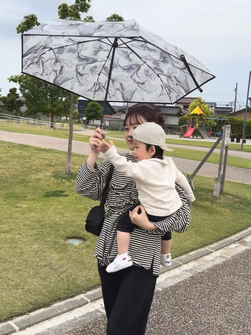 ブラック系のTシャツ/カットソー、ブラック系のその他パンツ、ホワイト系のスニーカーを着用したレディースの春コーディネートの4枚目の写真