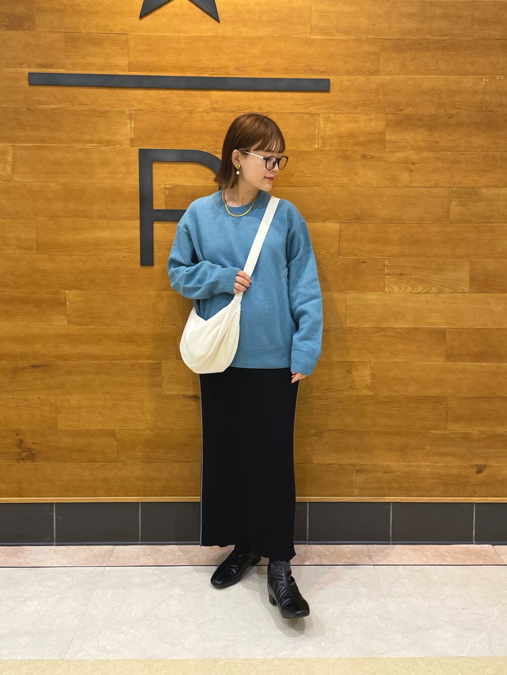 「秋服準備はじめました、秋コーデ、プチプラ、ショルダーバッグ、ロングスカート、ブーツ、お出かけコーデ、休日スタイル、ブルー、大人カジュアル、ニット、秋服まるっと大公開、カラー×コーデ、きれいめカジュアル、シンプルスタイル」｜「UNIQLOのアイテム（ニット/セーター、ブルー系）」を使った、chicchimoさん（骨格ナチュラル・レディース・152cm）の秋コーディネートの3枚目の写真