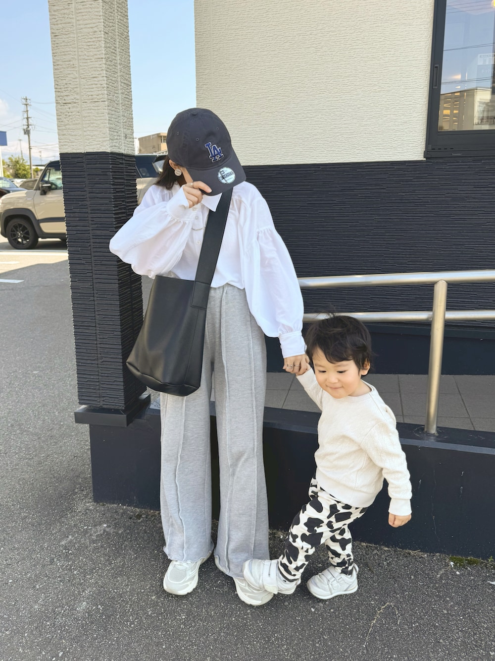 グレー系のスウェットパンツ、ホワイト系のシャツ/ブラウス、ベージュ系のスニーカーを着用したレディースの春コーディネートの3枚目の写真