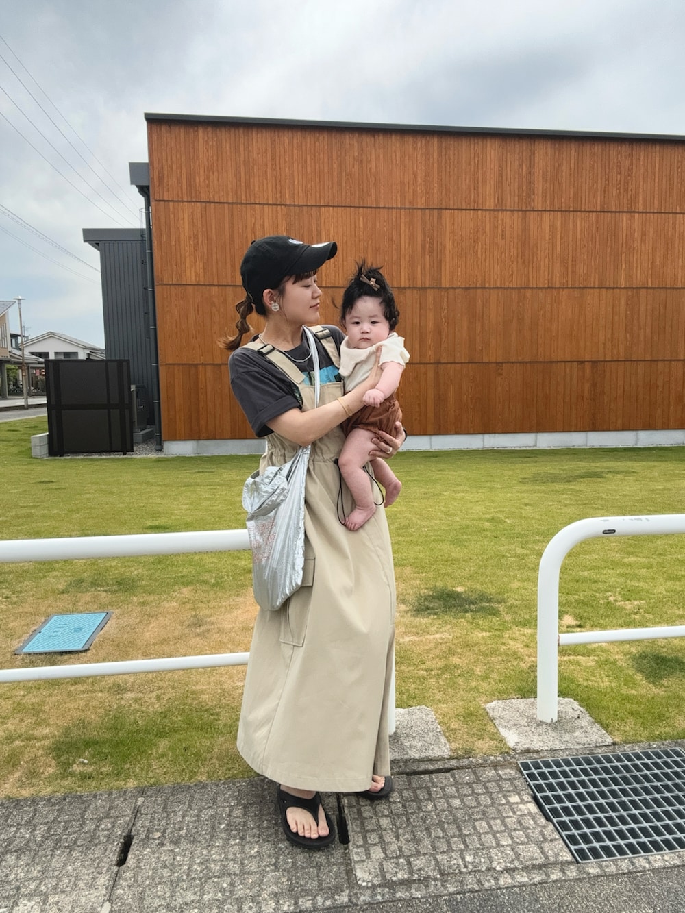 ブラック系のTシャツ/カットソー、ベージュ系のワンピース/ドレス、シルバー系のトートバッグを着用したレディースの夏コーディネートの4枚目の写真